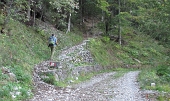 02 Dalla pista di fondo si devia a sinistra....